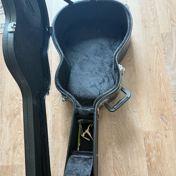 Black Guitar Case with Accessories - Picture 3 of 8